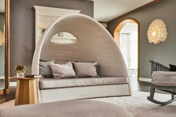 Ein Sofa mit Kissen in einem Spa Bereich.