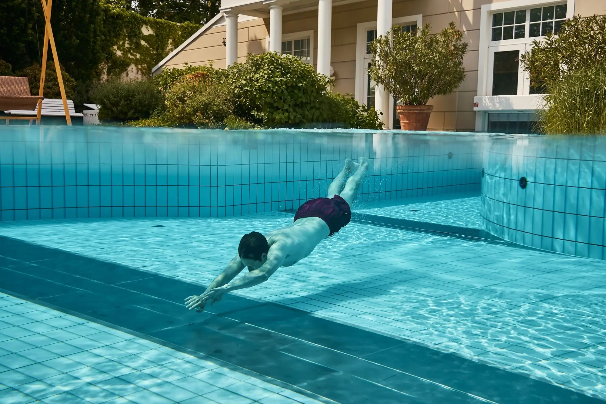 Ein Mann schwimmt in einem Pool.