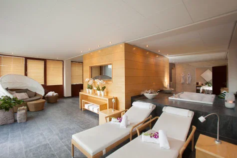 A privat SPA area with a big bathtub, lounge beds and a sauna. 