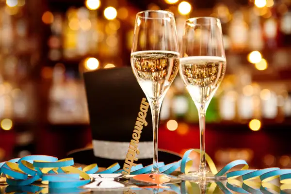 Zwei Champagnergläser auf einem Tisch