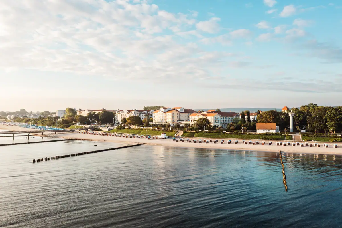 A-ROSA Ostseehotel Kühlungsborn Blick auf das A-ROSA Ostseehotel Kühlungsborn an der Ostseeküste mit Strand, Seebrücke und Meer