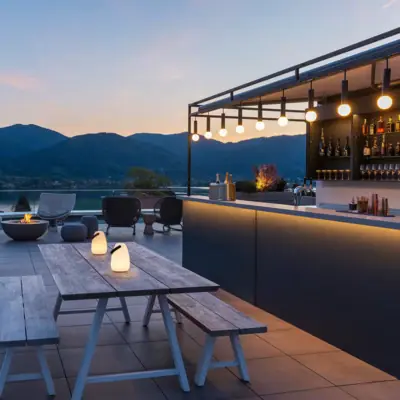 NI BAR A terrace with a table, chairs and a fire pit.