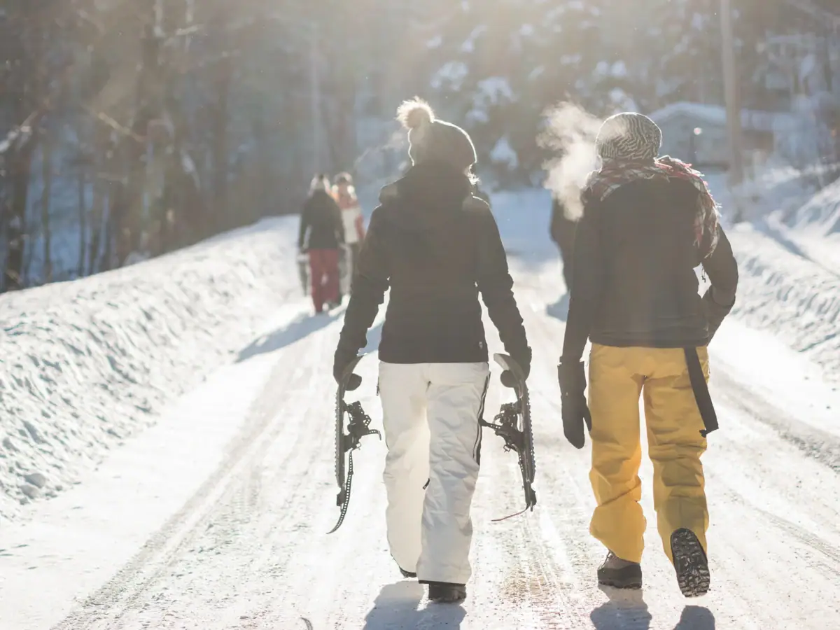 Eine Gruppe von Menschen wandert auf Schnee.