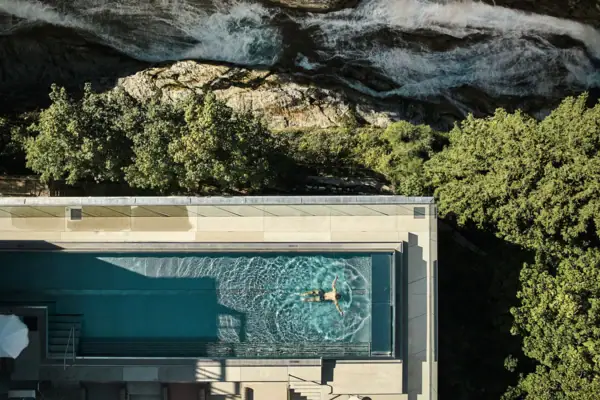 Eine Person schwimmt in einem Pool im Freien.