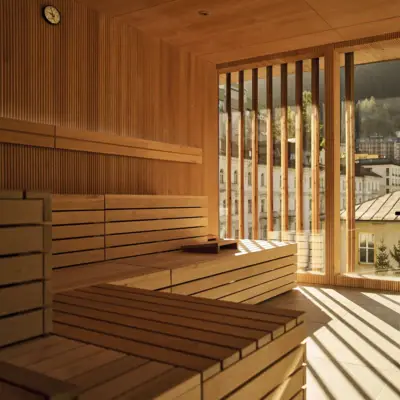 Eine Sauna, in Holz gehalten mit Aussicht auf Häuser und Umgebung
