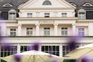 Ein Gebäude mit einem großen Fenster und einem großen Sonnenschirm.