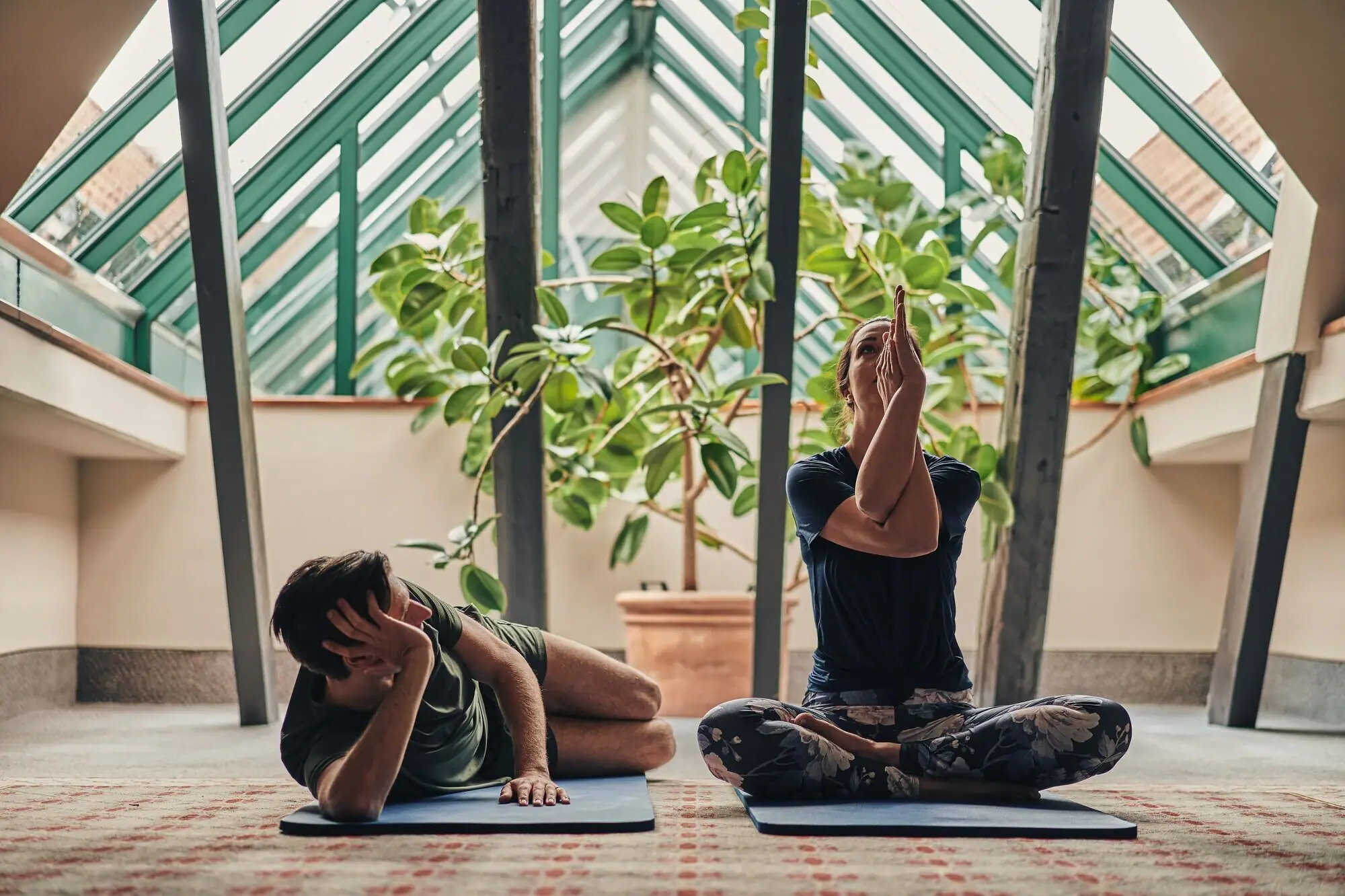 Mann und Frau beim Yoga