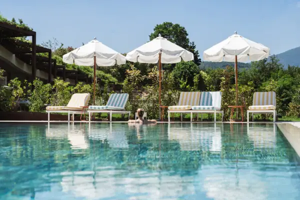 Außenpool mit Blick ins Grüne