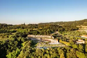 Ein Gebäude, umgeben von Bäumen.