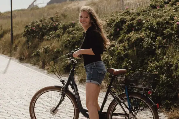 Eine Frau lächelt auf einem Fahrrad.