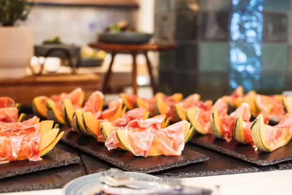 Ein Tablett mit verschiedenen Speisen auf einem Tisch.