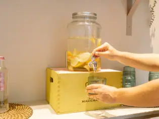 Woman pouring tea into a cup at the SPA-ROSA reception.