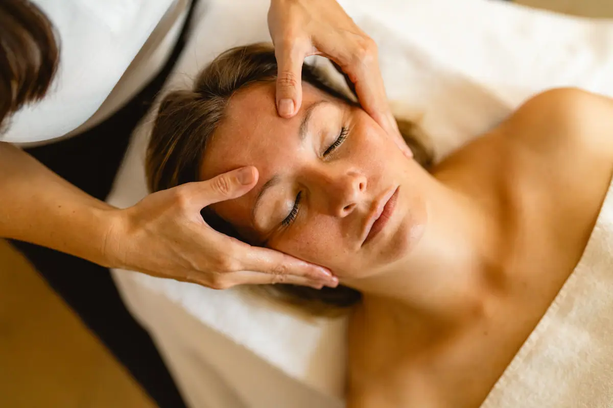 A woman is having a massage at SPA-ROSA in Kühlungsborn.