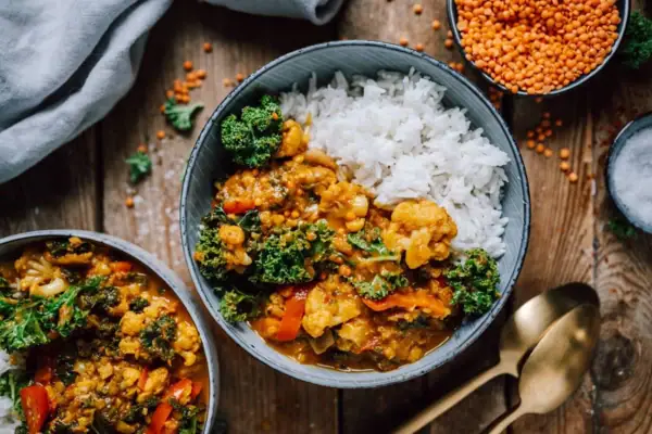 Eine Schüssel mit Reis und Brokkoli.