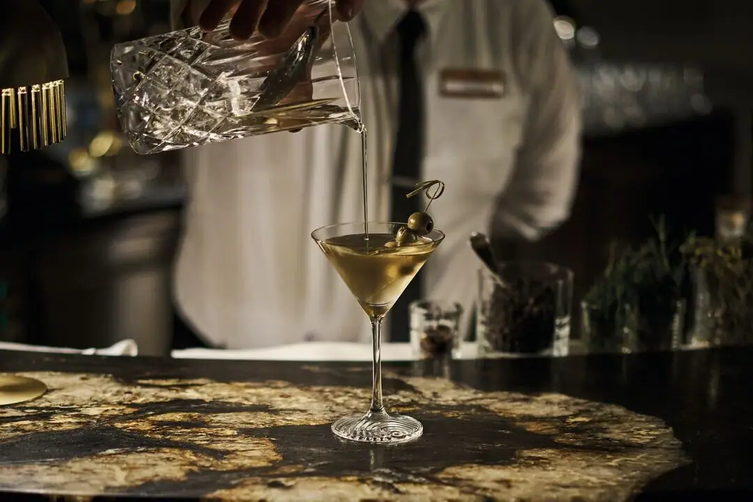 Bartender preparing a cocktail at Straubinger Grand Hotel for New Year’s Eve celebration in Bad Gastein.