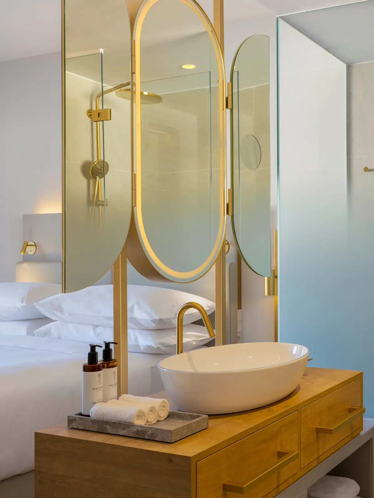 A bathroom with washbasin and shower.