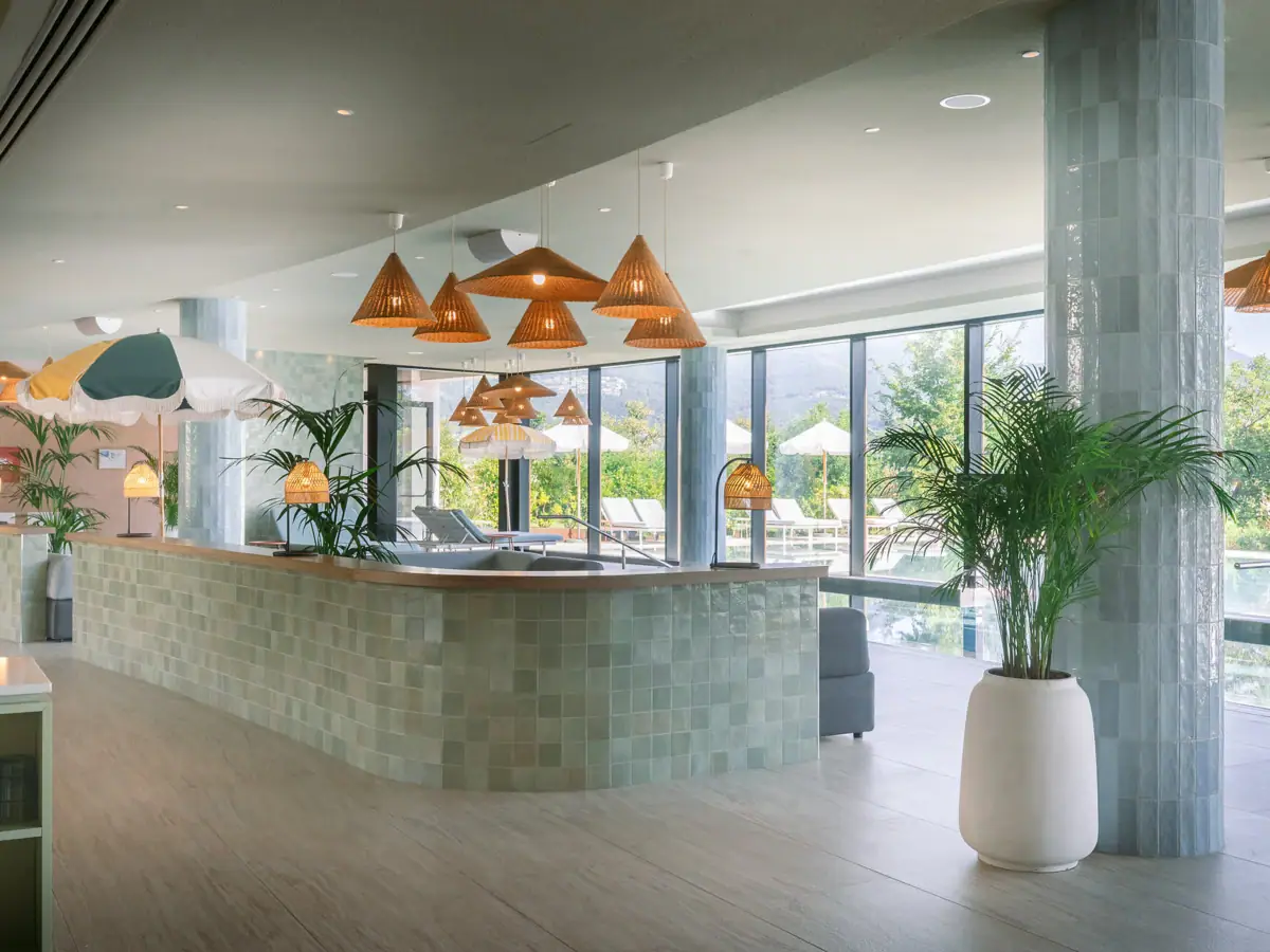 Eingang zum Pool im Innenbereich mit verschiedenen Liegeflächen.