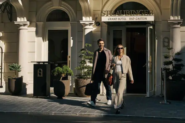 Couple arriving at Straubinger Grand Hotel Bad Gastein for a last-minute vacation in Salzburger Land.
