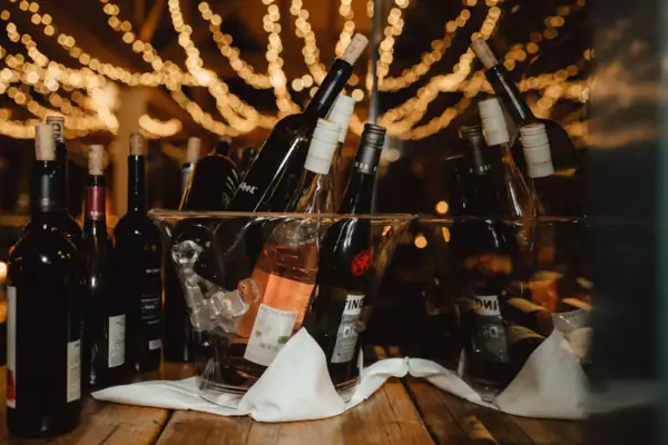 Weinflaschen in einem Eimer