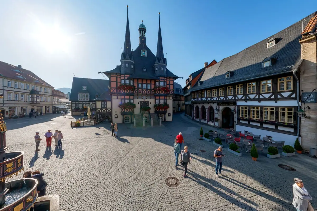 Eine Gruppe von Menschen, die in einem Innenhof spazieren geht.