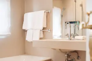 Bathroom with washbasin and bathtub