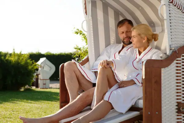 Ein Mann und eine Frau sitzen in einem Stuhl im Freien.