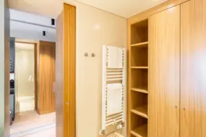 A bathroom with shelves and towels.