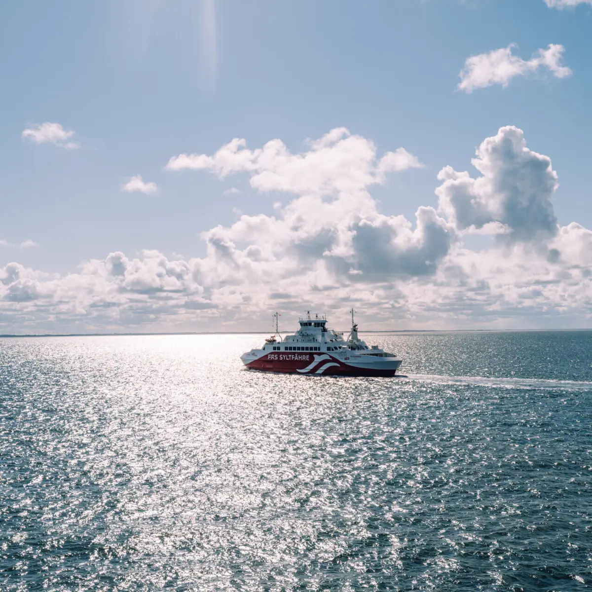 Ein Boot auf dem Wasser unter einem bewölkten Himmel.