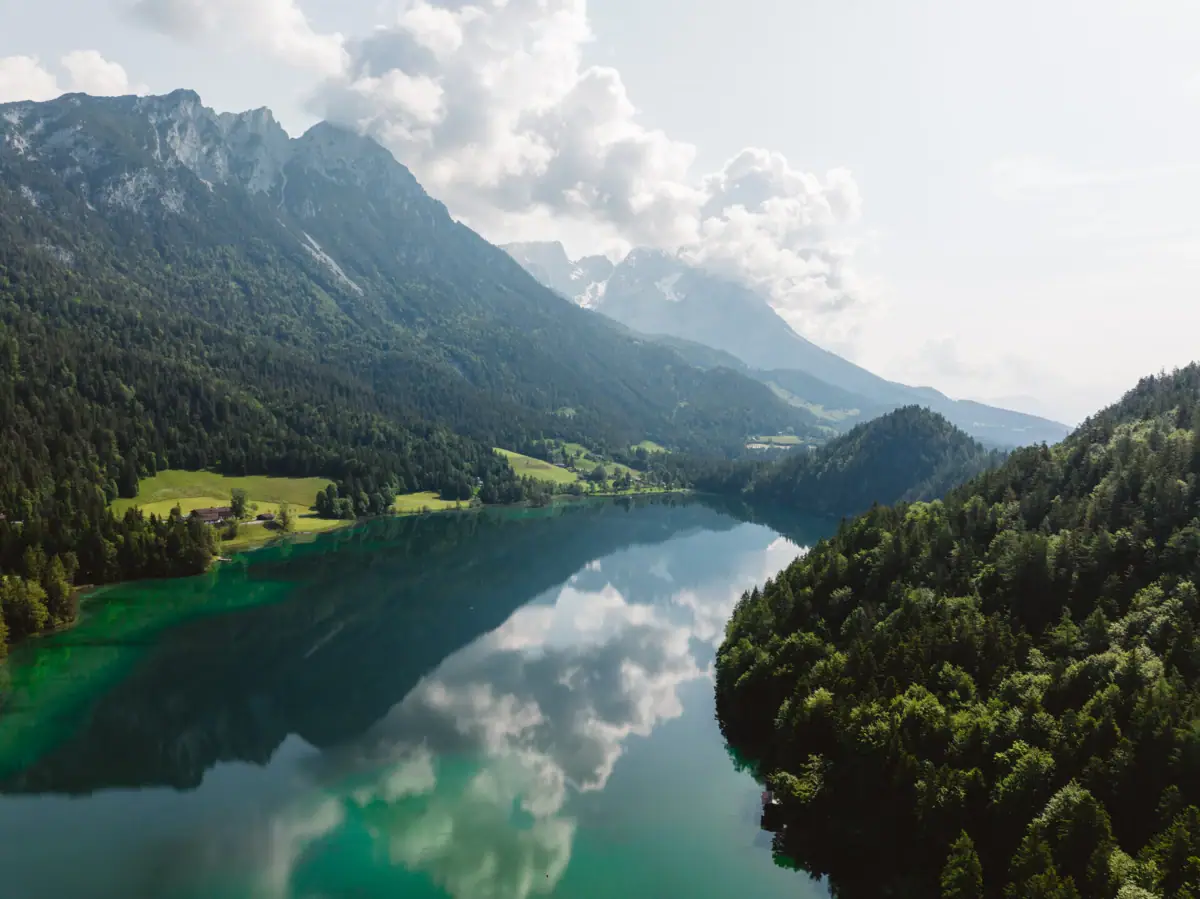 Ein See umgeben von Bergen.