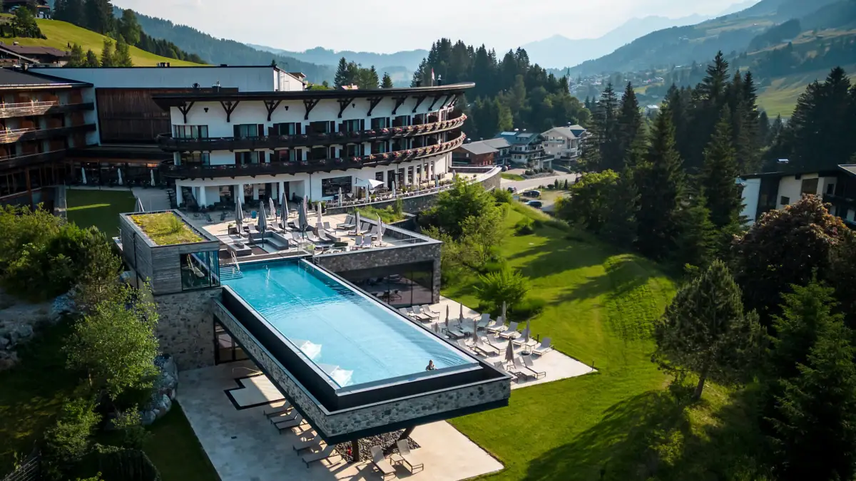Outdoor Infinity Pool eines Hotels mit Bäumen und Himmel im Hintergrund