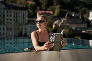 Eine Frau liest ein Buch in einem Schwimmbecken.