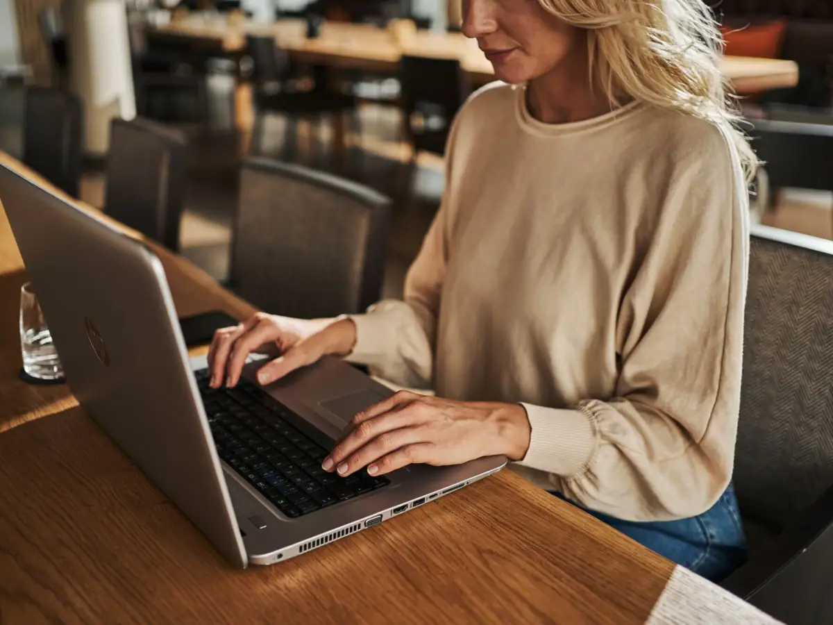 Tagung Kurhaus Binz Eine Frau sitzt an einem Tisch und benutzt einen Laptop.