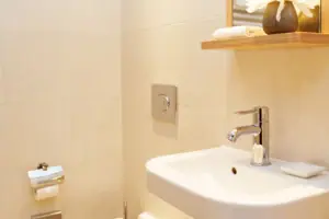 Bathroom with washbasin and toilet