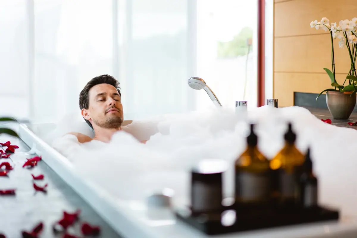 A man is relaxing in a spa suite at the A-ROSA Travemünde.