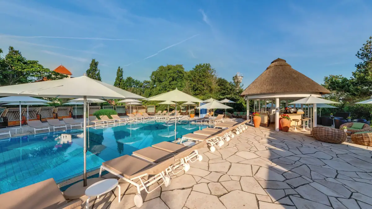 Beheizter Außenpool im A-ROSA Ostseehotel Kühlungsborn mit Sonnenschirmen und Liegen