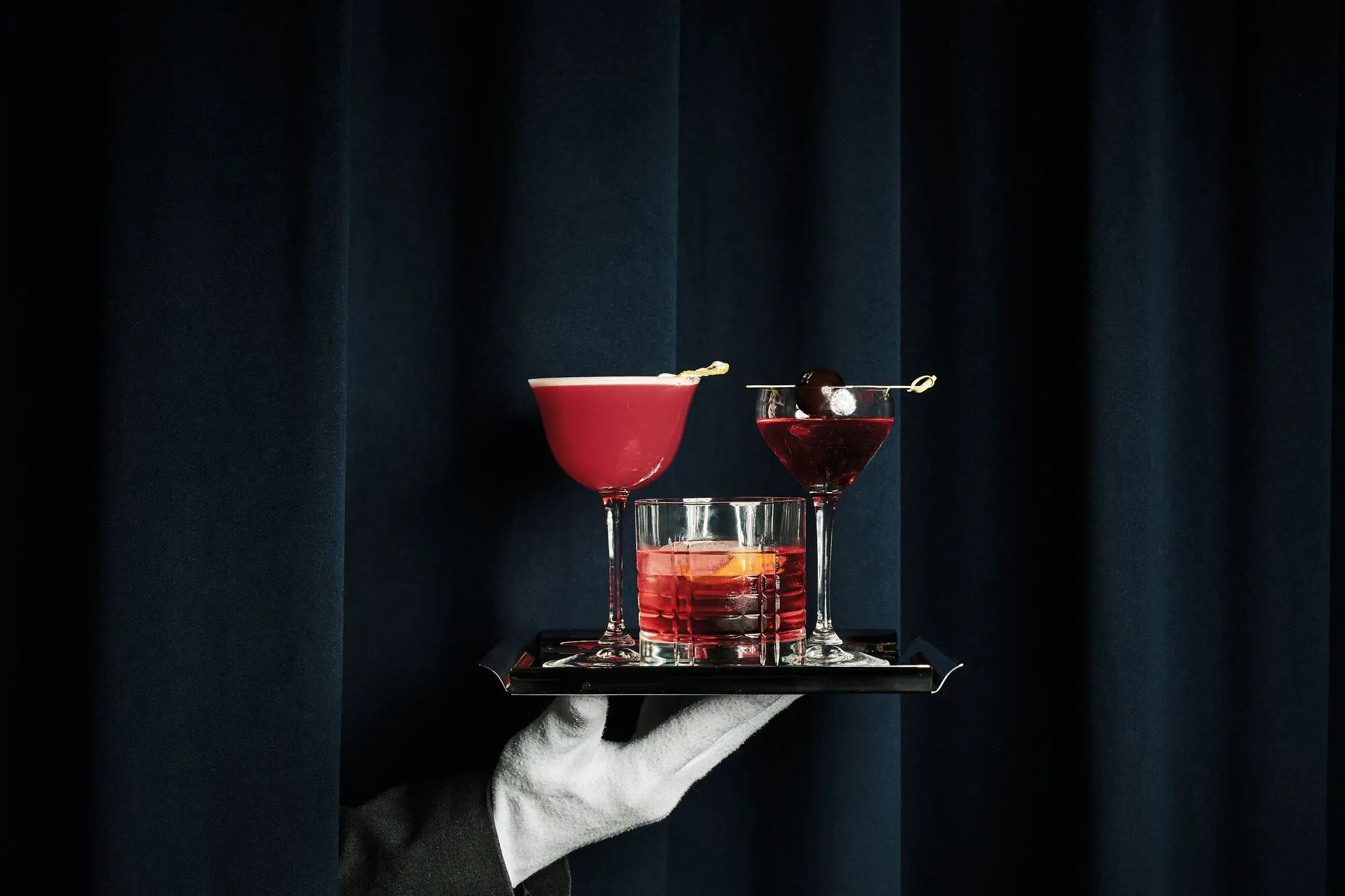 Signature cocktails at the Straubinger Grand Hotel bar in Bad Gastein, served in an elegant evening atmosphere.