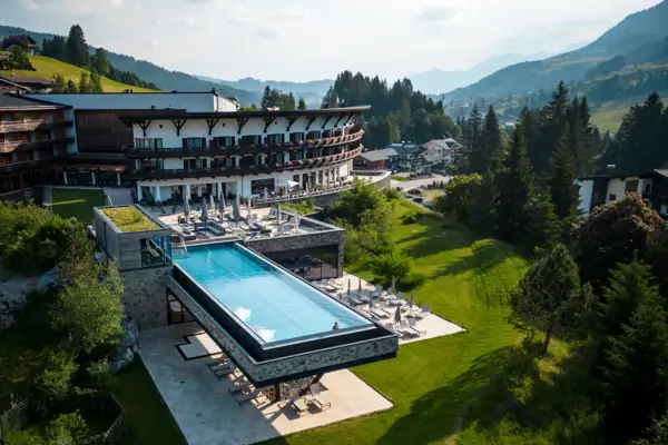 Ein Swimmingpool im Freien mit Blick auf die Berge.