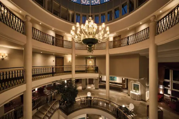 Großes Gebäude mit Kronleuchter im Innenbereich.