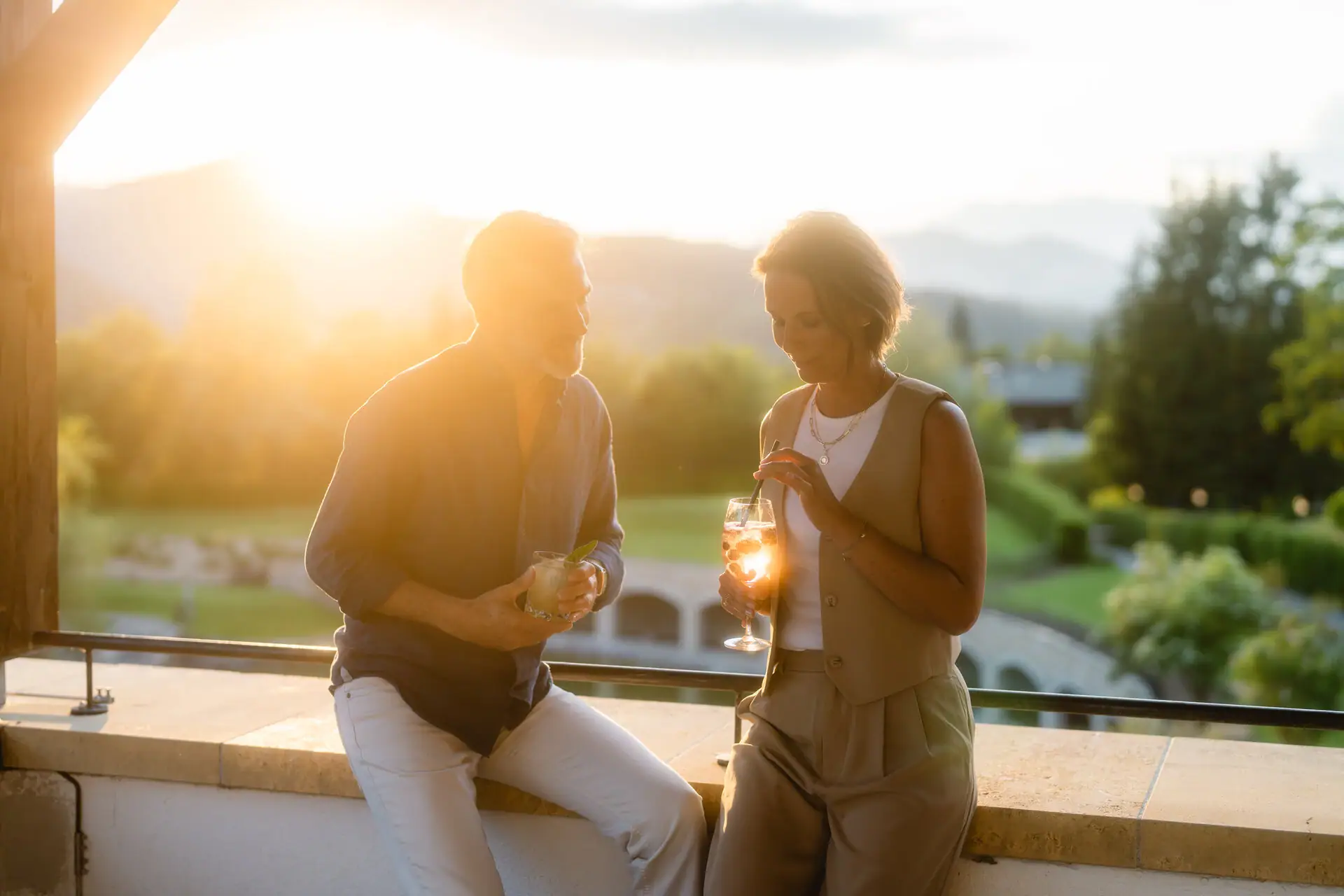 Ein Mann und eine Frau halten Getränke.