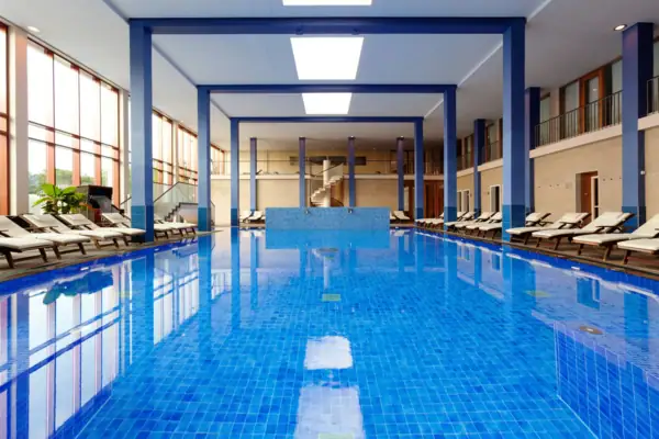 Schwimmbecken mit Stühlen im Wasser