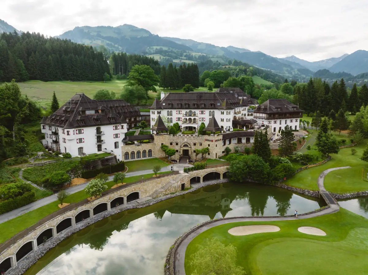 Ein großes Gebäude mit einem Teich und einem Golfplatz.