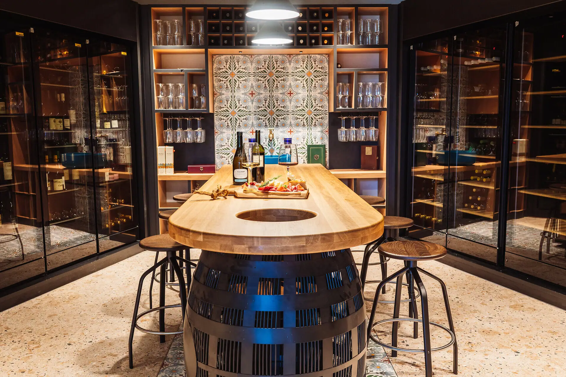 Ein Tisch mit Weinflaschen und kleinen Snacks darauf.