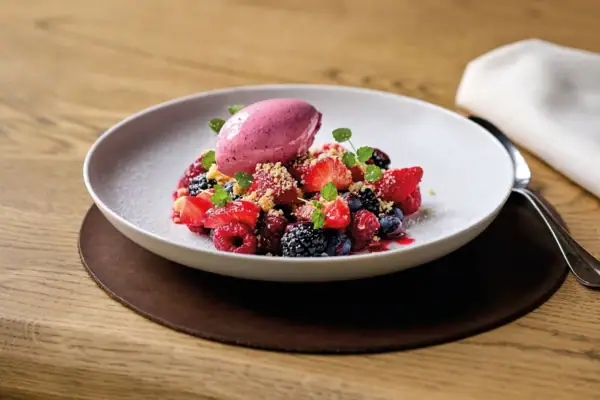 Teller mit Fruchtdessert