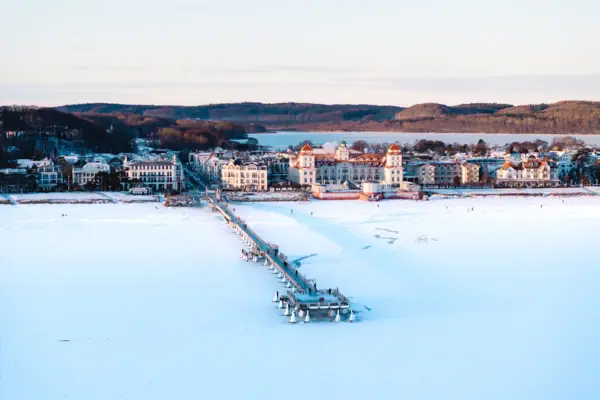 Brücke über einen zugefrorenen See im Winter.