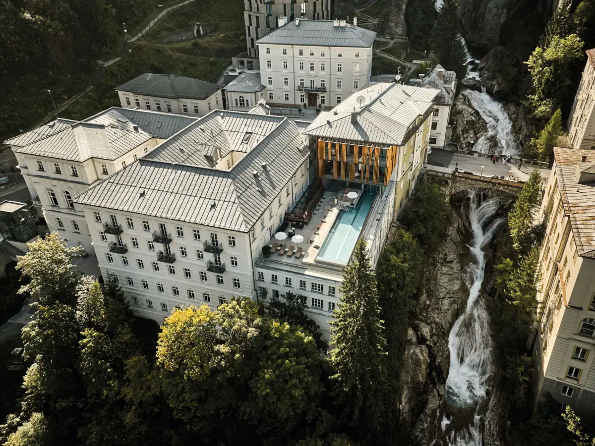 Gebäude mit einem Pool auf dem Dach