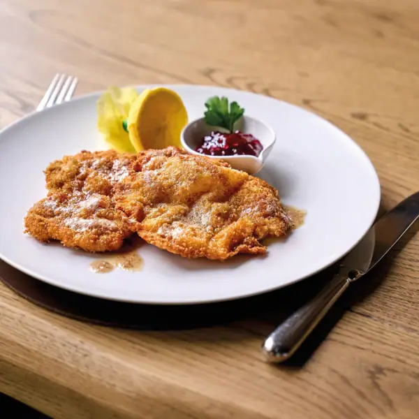 Ein Teller mit Essen auf einem Tisch.