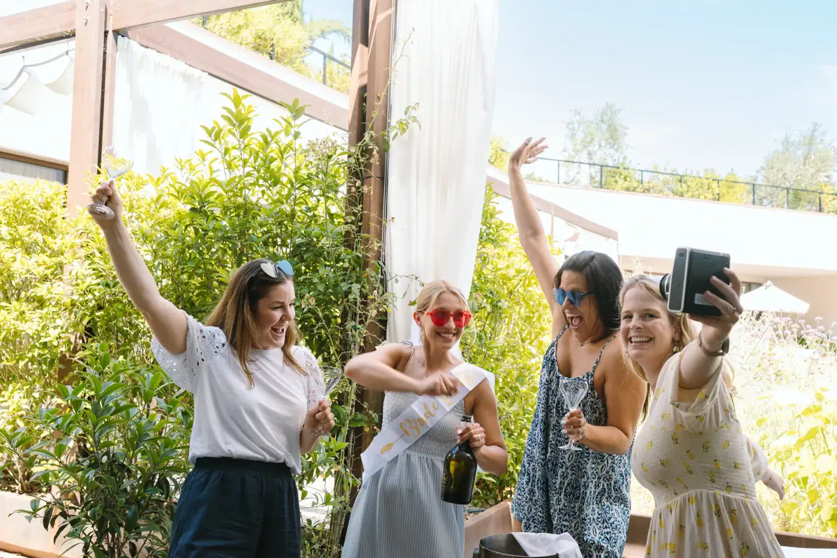 Freundinnen feiern Bachelorette am A-ROSA Gardasee Vier Frauen stoßen beim Junggesellenabschied im A-ROSA Gardasee mit Champagner an