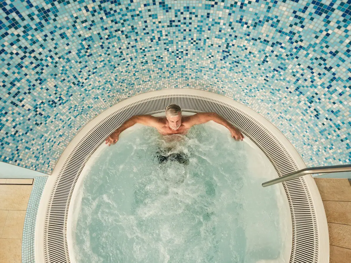 Ein Mann in einem Whirlpool.