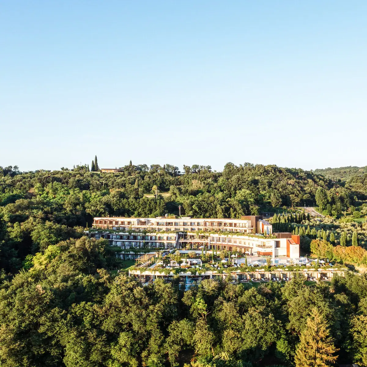 Das Gebäude vom A-ROSA Gardasee umgeben von der Nature am Hang.