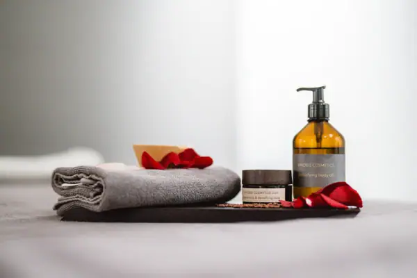 Ein Handtuch neben einer Glasflasche mit Flüssigkeit.